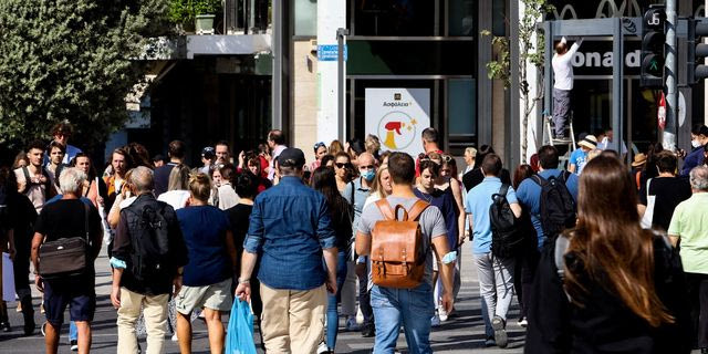 Κόσμος περπατά στο κέντρο της Αθήνας