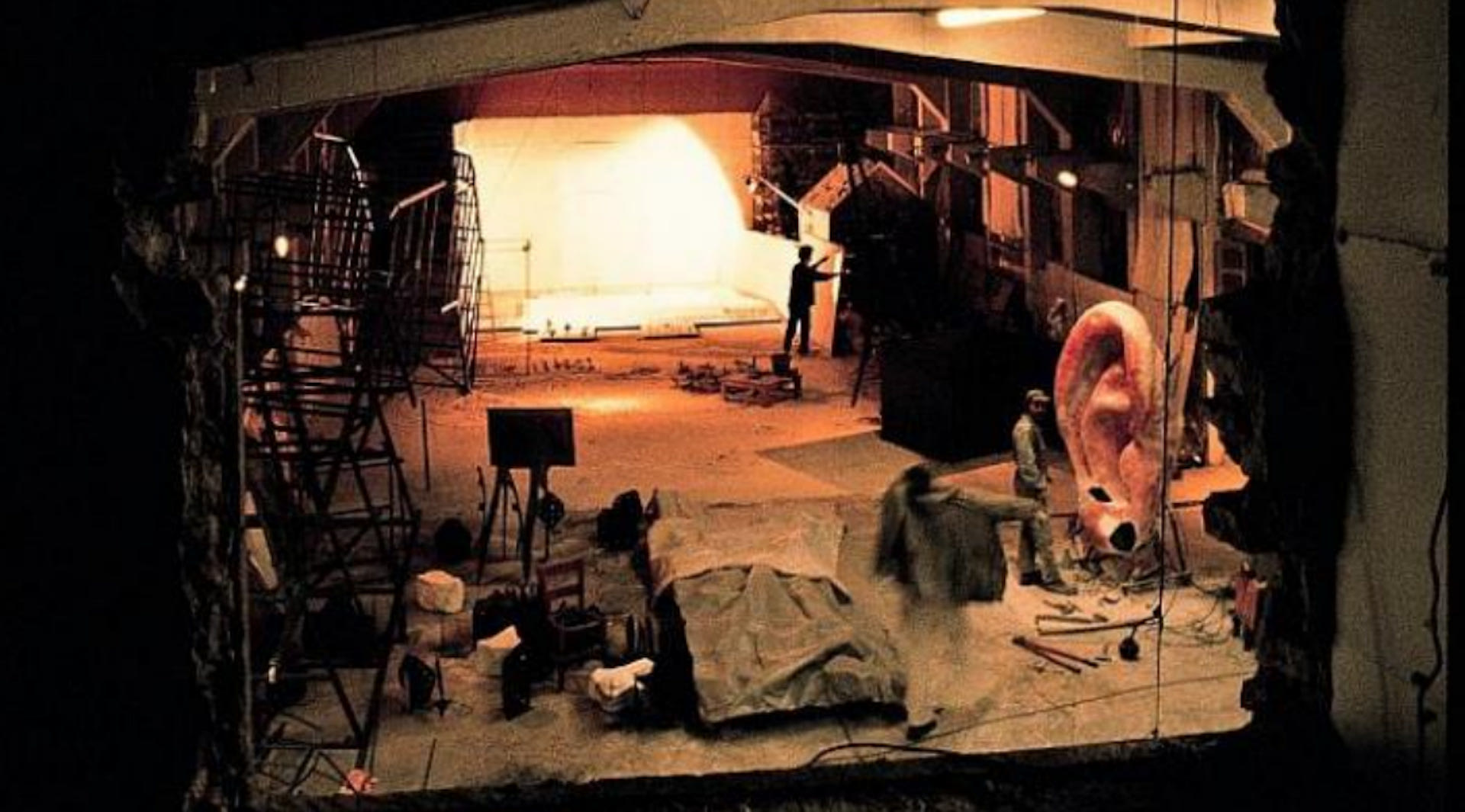 Ο Γιώργος Λάππας με έργα του στο εργαστήριό του