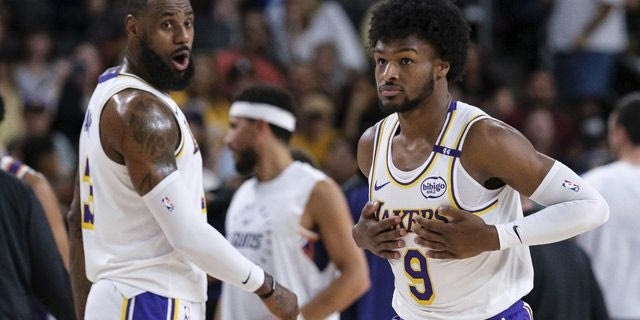 NBA: Ιστορική στιγμή με τους ΛεΜπρόν και Μπρόνι Τζέιμς να αγωνίζονται μαζί