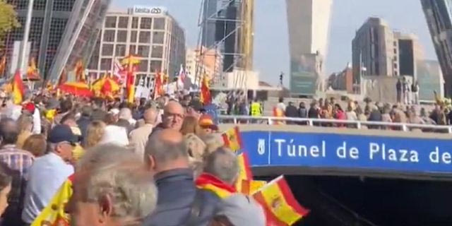 Χιλιάδες δεξιοί και ακροδεξιοί διαδηλωτές στη Μαδρίτη κατά της κυβέρνησης Σάντσεθ