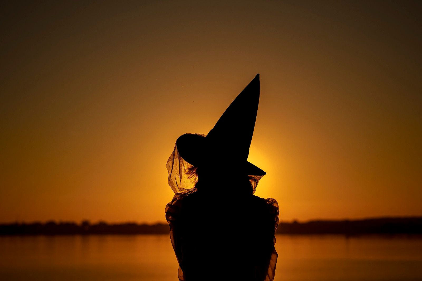 Γυναίκα ντυμένη μάγισσα για το Halloween