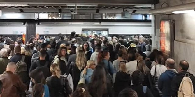 Μετρό: Επικίνδυνος συνωστισμός στις αποβάθρες του Συντάγματος λόγω βλάβης
