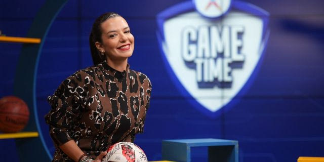 Η Νικολέττα Ράλλη στο ΟΠΑΠ Game Time: Μιλάει για το ντέρμπι ΑΕΚ-ΠΑΟΚ και τραγουδάει Queen