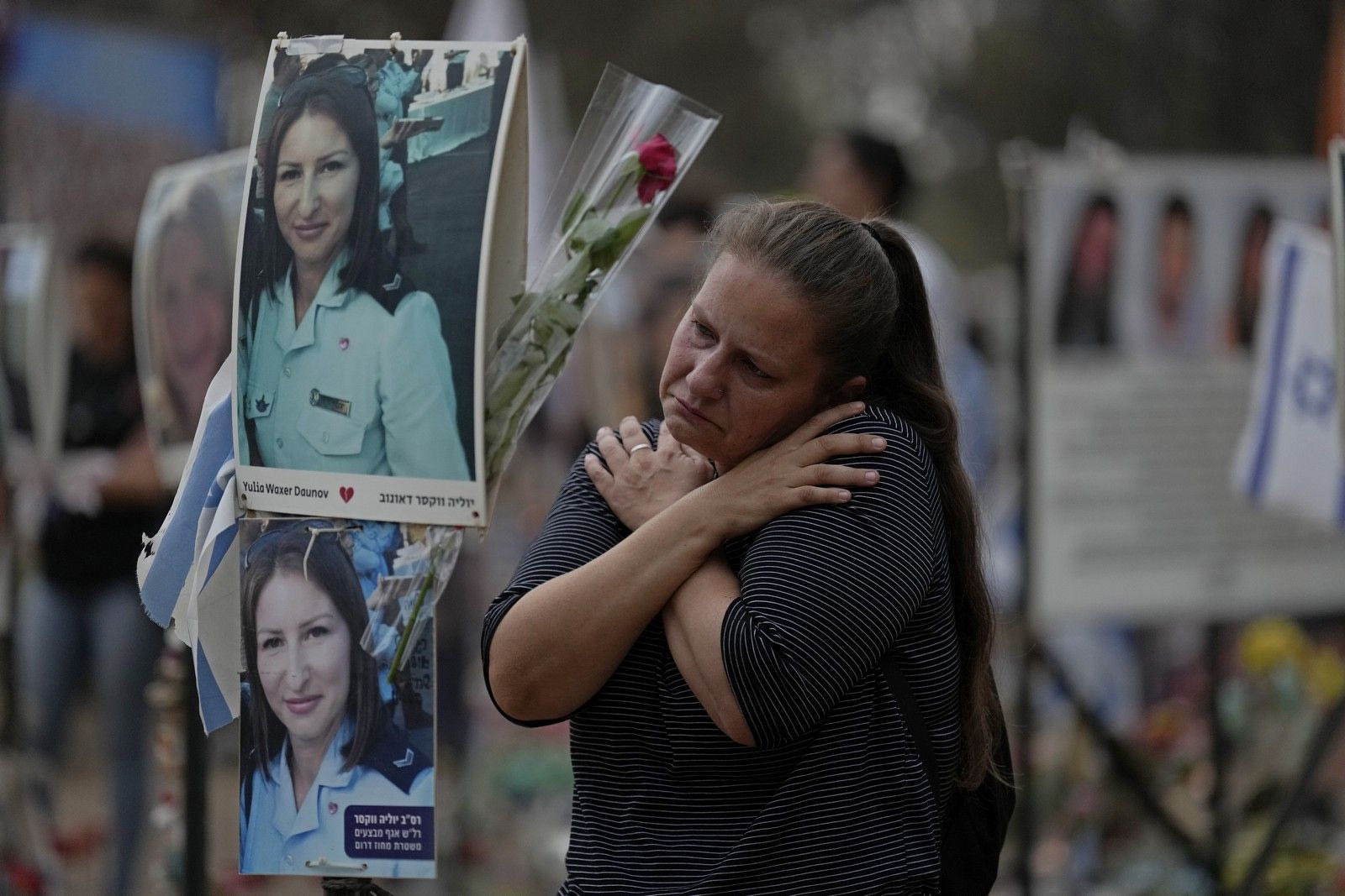 Συγγενείς των θυμάτων θρηνούν τους νεκρούς τους στον χώρο του φεστιβάλ Nova