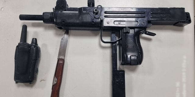 Η ρέπλικα τυφεκίου, ο ασύρματος και το μαχαίρι που βρέθηκαν στην κατοχή του