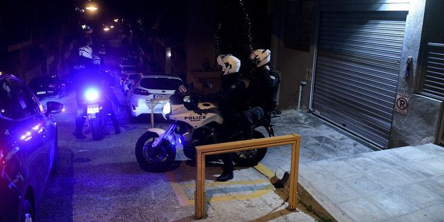 Παγκράτι: Αφού τραυμάτισε τον πρώην εργοδότη του, επέστρεψε και προκάλεσε φθορές σε οχήματα