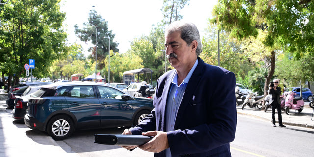 ΣΥΡΙΖΑ: Ανθρακες ο θησαυρός της πρωτοβουλίας Πολάκη-Πήγε μόνο ο Κασσελάκης