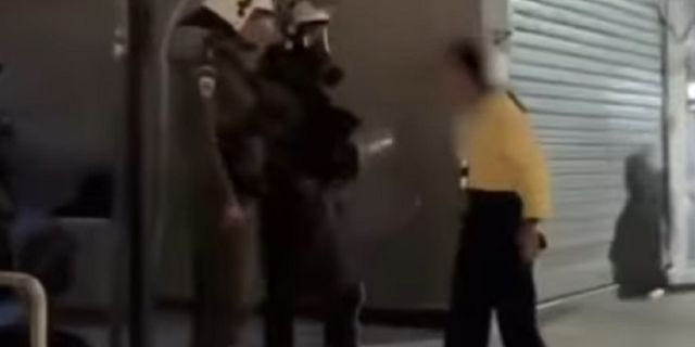 ΜΑΤ χτυπούν αναίτια πολίτες μετά την πορεία για την Παλαιστίνη – Βίντεο