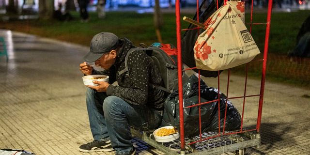 Άστεγος τρώει δωρεάν γεύμα που του παρέχεται