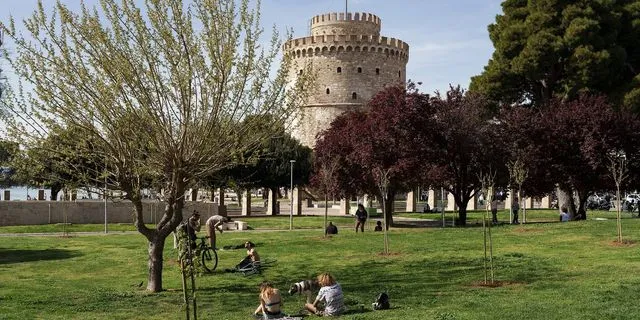 Θεσσαλονίκη: Λήστεψαν, ξυλοκόπησαν 52χρονο και τον υποχρέωσαν να… χορέψει