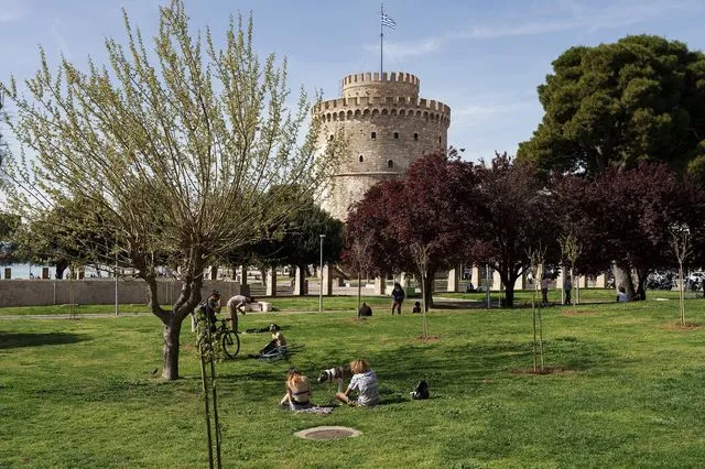 Θεσσαλονίκη: Λήστεψαν, ξυλοκόπησαν 52χρονο και τον υποχρέωσαν να… χορέψει