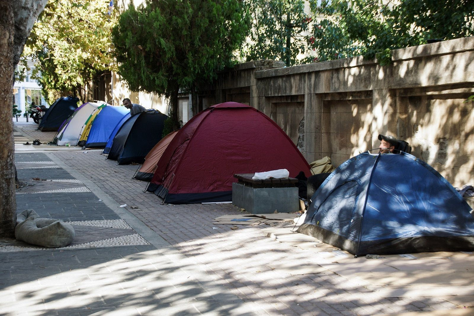 Δεκάδες πρόσφυγες και μετανάστες, μεταξύ των οποίων γυναίκες και παιδιά, μένουν σε πρόχειρες σκηνές και σε χαρτόκουτα στη Ρόδο