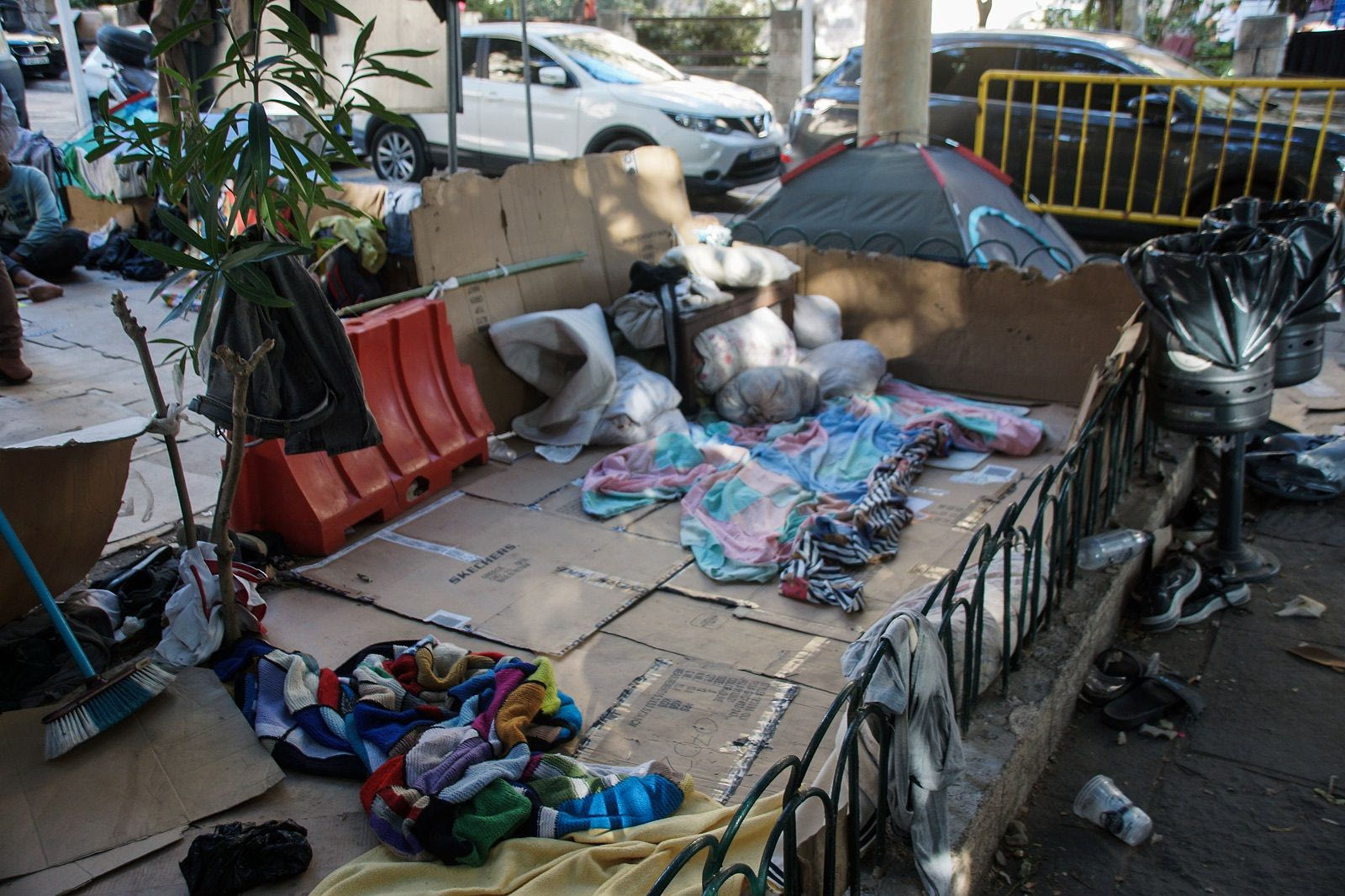 Δεκάδες πρόσφυγες και μετανάστες, μεταξύ των οποίων γυναίκες και παιδιά, μένουν σε πρόχειρες σκηνές και σε χαρτόκουτα στη Ρόδο