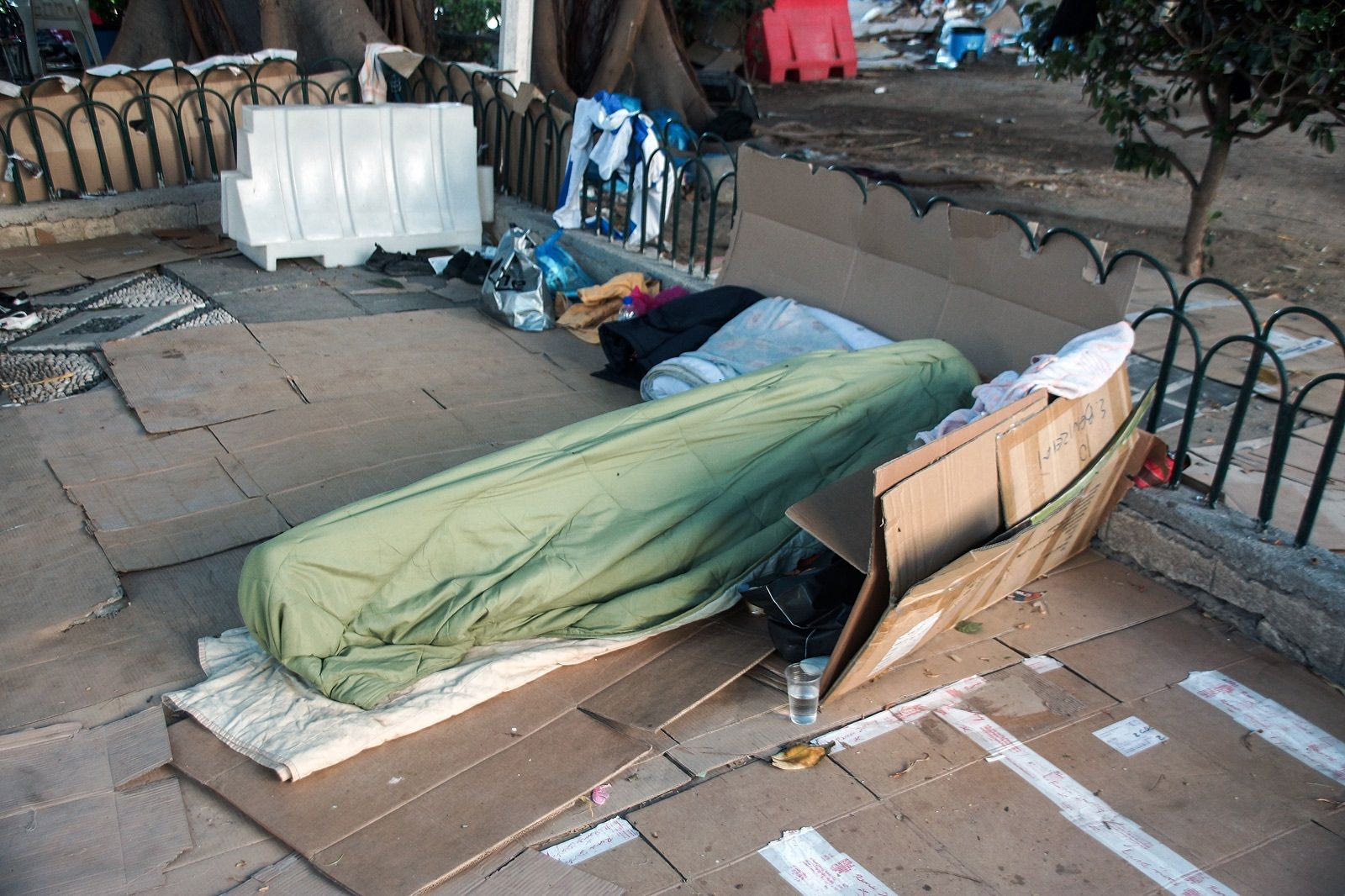 Δεκάδες πρόσφυγες και μετανάστες, μεταξύ των οποίων γυναίκες και παιδιά, μένουν σε πρόχειρες σκηνές και σε χαρτόκουτα στη Ρόδο