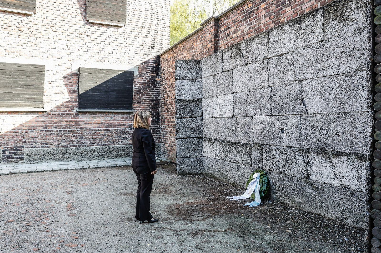 Η Πρόεδρος της Δημοκρατίας Κατερίνα Σακελλαροπούλου στο στρατόπεδο συγκέντρωσης Άουσβιτς-Μπίρκεναου