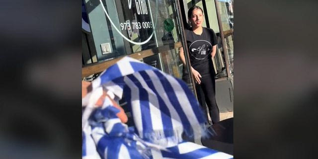ΗΠΑ: Κατέβασε ελληνικές σημαίες από εστιατόριο νομίζοντας ότι ήταν του Ισραήλ – Το βίντεο που έγινε viral