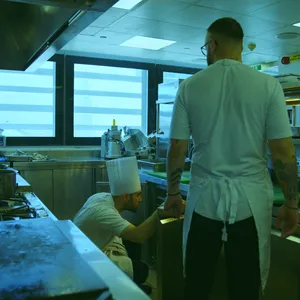 “Εδώ δεν είναι Master Chef” – Στη βάρδια μιας μισελενάτης κουζίνας
