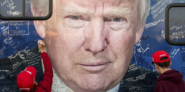 Υποστηρικτές του Τραμπ υπογράφουν ένα βαν στη συγκέντρωση στην Πενσυλβάνια