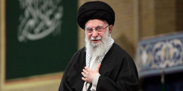 Σκληρό μήνυμα Χαμενεΐ: Το Ισραήλ να περιμένει τη σφοδρή απάντηση του Ιράν