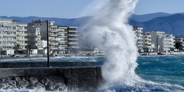 Κύματα στο λιμάνι του Λουτρακίου