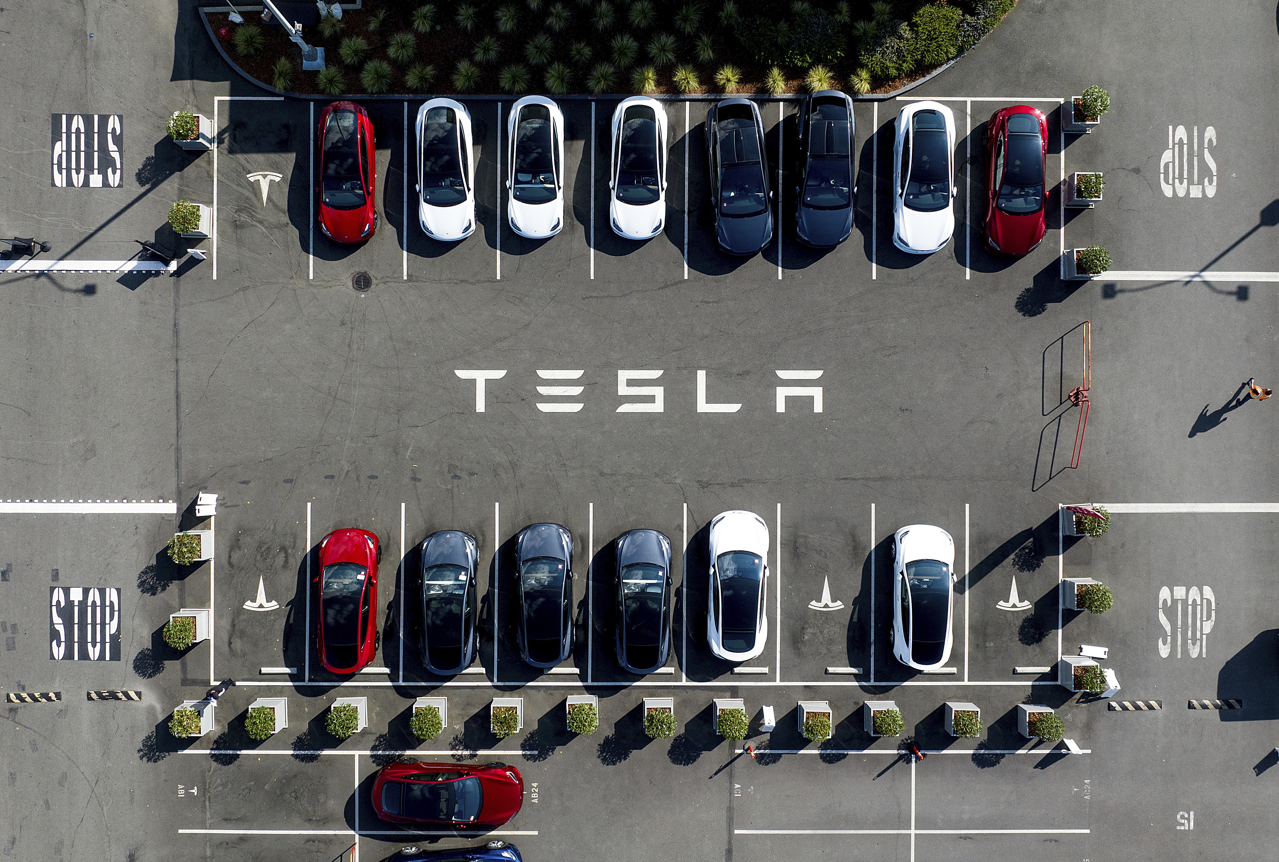 Το νέο αυτοκίνητο της Tesla "μπορεί να πετάξει σαν πύραυλος" - Εντυπωσιακό βίντεο