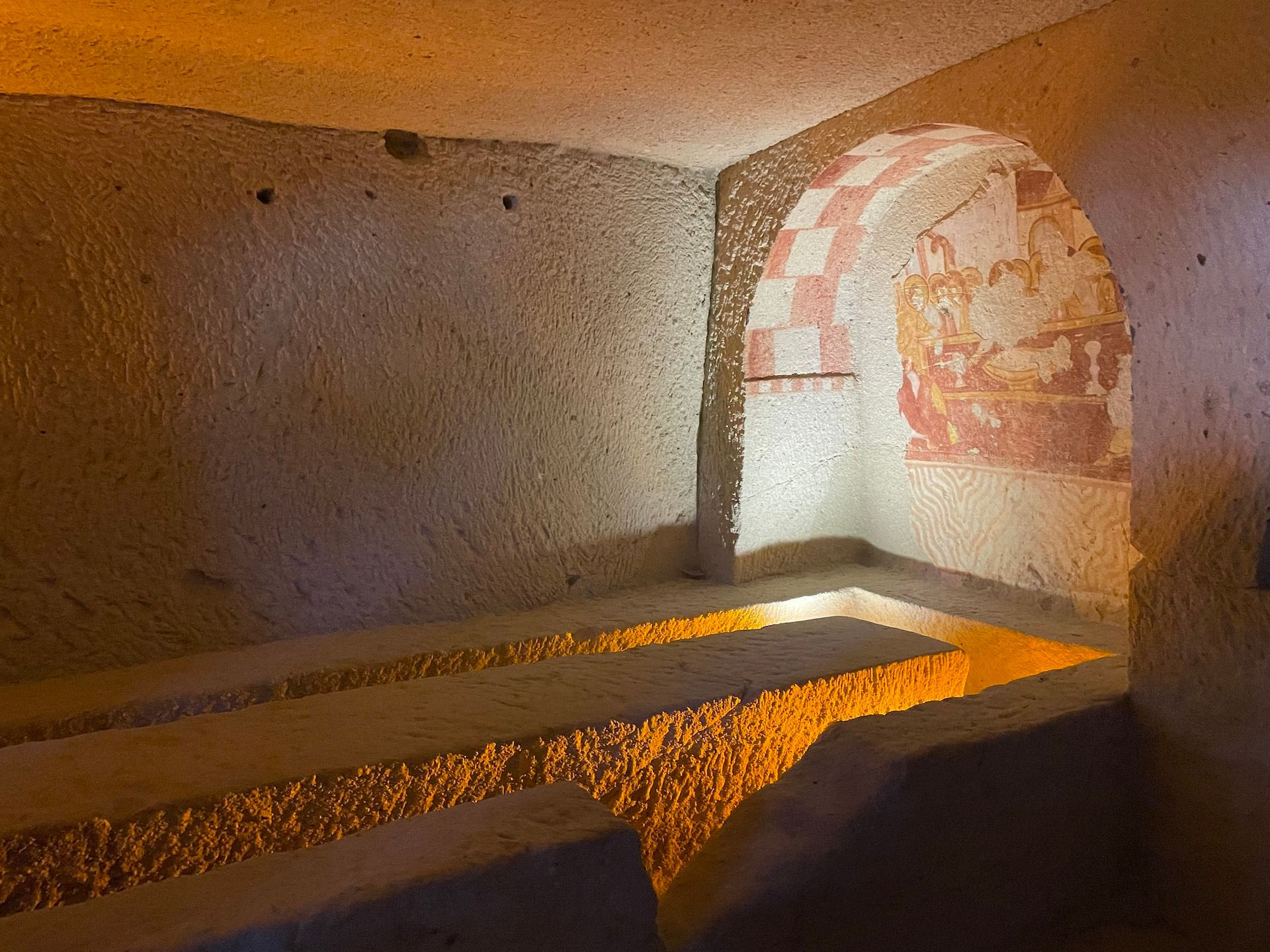 Ένα πέτρινο μοναστηριακό τραπέζι στο Goreme