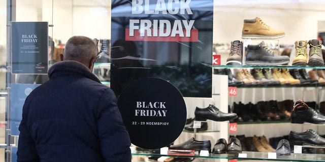 Κόσμος ψωνίζει την ημέρα του Black Friday στην Αθήνα (αρχείου)