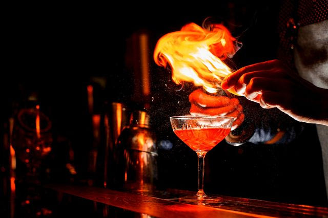 ‌Τα μπαρ της Αθήνας που σερβίρουν ζεστά κοκτέιλ