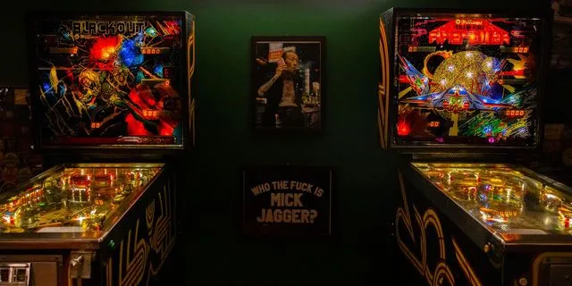 Sips ‘n’ Guts: Στη νέα παμπ του Πειραιά πίνεις κορυφαία cocktails και παίζεις φλιπεράκι του 1978