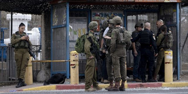 Η στάση λεωφορείο όπου σημειώθηκαν οι πυροβολισμοί στη Δυτική Όχθη