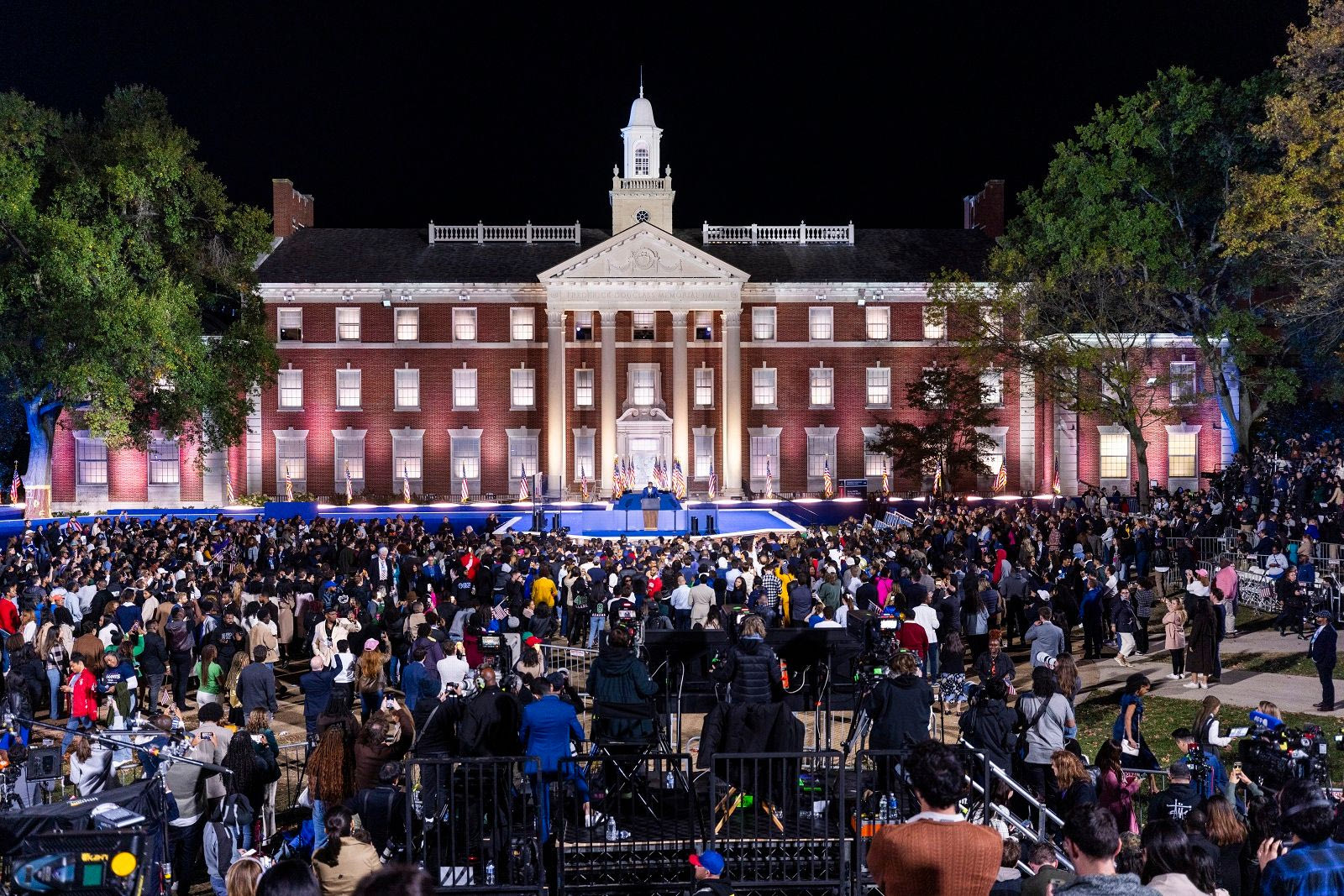Μεγάλη συγκέντρωση οπαδών της Κάμαλα Χάρις έξω από το Howards University