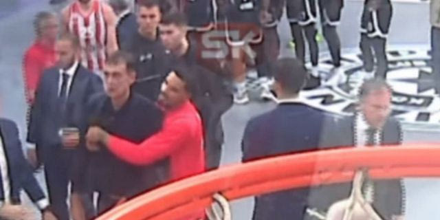 Παρτίζαν – Ολυμπιακός: Βίντεο από την ένταση μετά το φινάλε του αγώνα