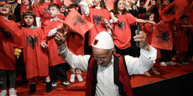 Ο πρωθυπουργός της Αλβανίας Έντι Ράμα απευθύνεται σε Αλβανούς που ζουν στη βόρεια Ελλάδα στο πλαίσιο της προεκλογικής του περιοδείας στις αλβανικές ομογενείς κοινότητες ενόψει των επόμενων αλβανικών εκλογών, οι οποίες πρόκειται να διεξαχθούν τον Ιούνιο του 2025.