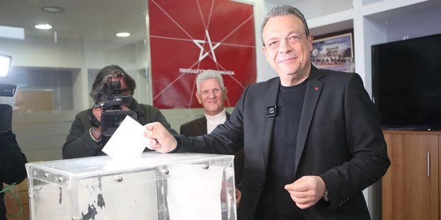 Ψηφοφορία από τον υποψήφιο πρόεδρο του ΣΥΡΙΖΑ-ΠΣ Σωκράτη Φάμελλο στα γραφεία του κόμματος στην Θέρμη, στην Θεσσαλονίκη.