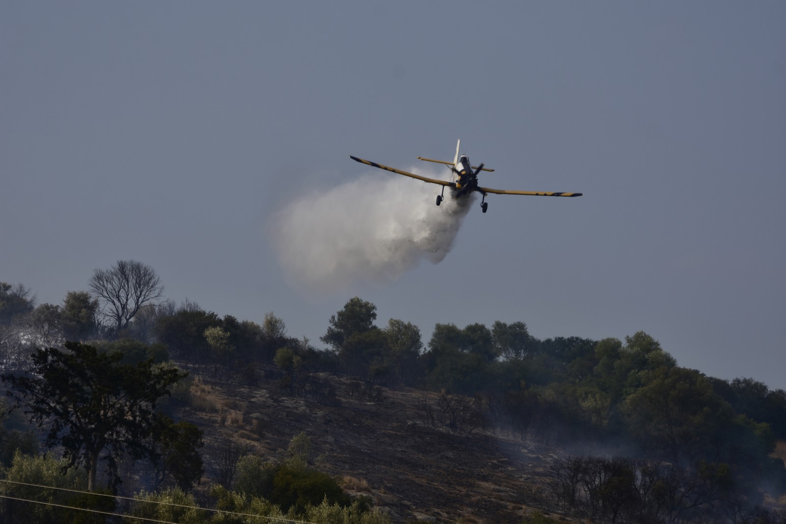 Οριοθετήθηκε η φωτιά στον Προφήτη Ηλία στη Μήλο