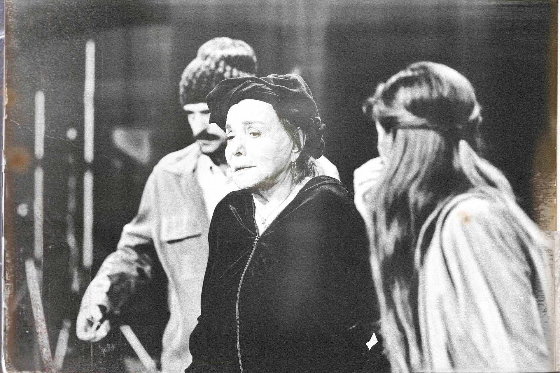 Η Μπέτυ Αρβανίτη σαν Μάνα Κουράγιο