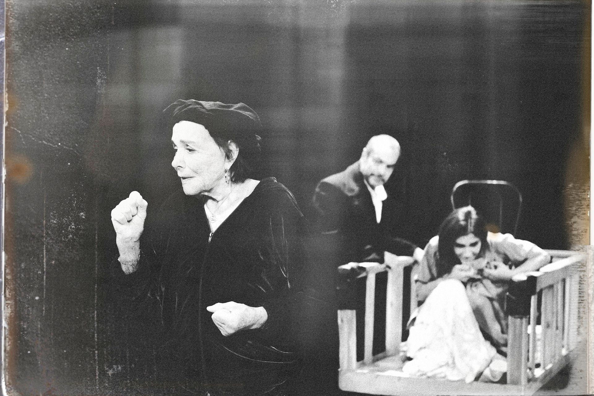 Η Μπέτυ Αρβανίτη σαν Μάνα Κουράγιο