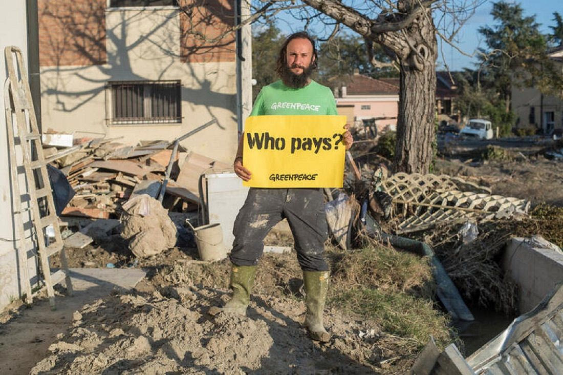 Εθελοντής της Greenpeace σε περιοχή της Ιταλίας που επλήγησε από τις πλημμύρες 
