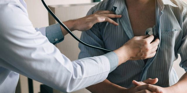 Γιατρός εξετάζει την καρδιά ασθενή
