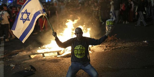 Χιλιάδες Ισραηλινοί στους δρόμους μετά την αποπομπή του υπουργού Άμυνας 