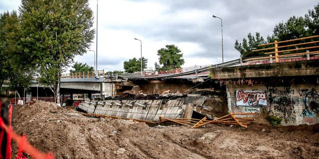 Κακοκαιρία Bora, κατάρρευση γέφυρας στη Θεσσαλονίκη