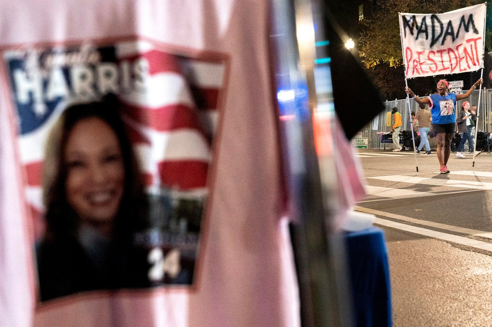 Οπαδός της Χάρις σε συγκέντρωση των Δημοκρατικών