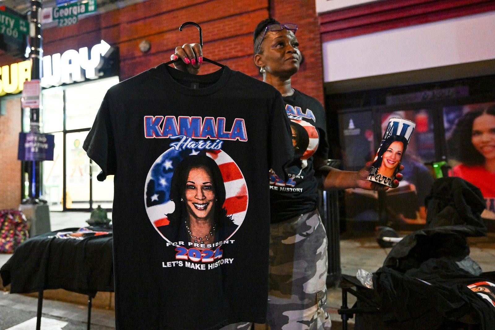 Οπαδός της Κάμαλα Χάρις πουλάει μπλουζάκια με το πρόσωπό της