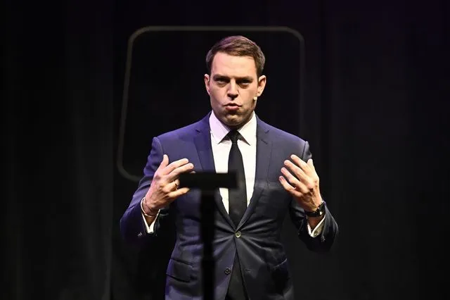 Ο Κασσελάκης ανήγγειλε το τέλος (;) μιας οδυνηρής φαρσοκωμωδίας