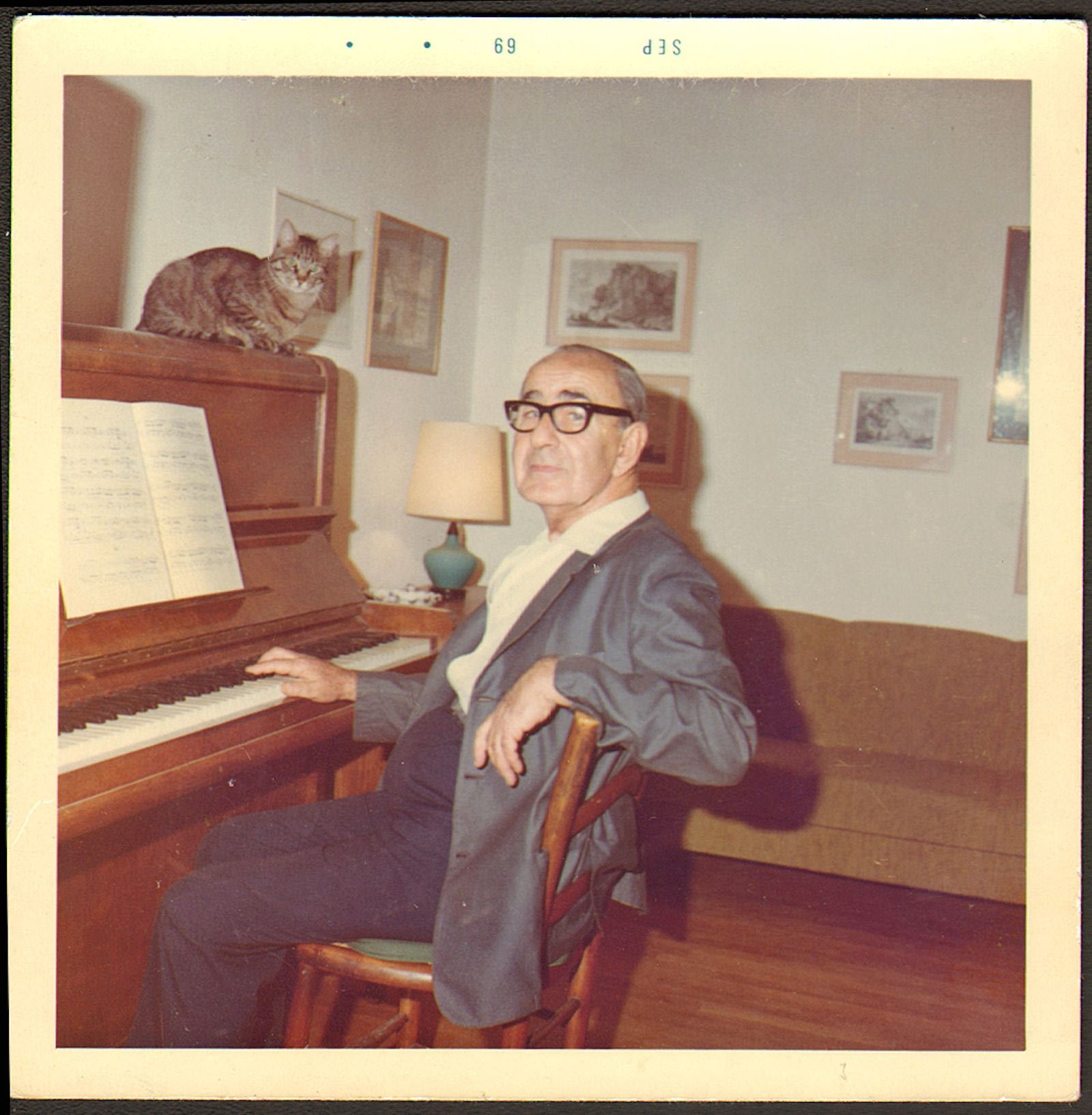 Ο Γιάννης Κωνσταντινίδης στο πιάνο με τον γάτο του Μουσταφά