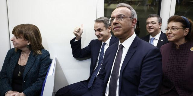 Κυριάκος Μητσοτάκης, Κατερίνα Σακελλαροπούλου, Λίνα Μενδώνη, Απόστολος Τζιτζικώστας και Χρήστος Σταϊκούρας στο μετρό Θεσσαλονίκης
