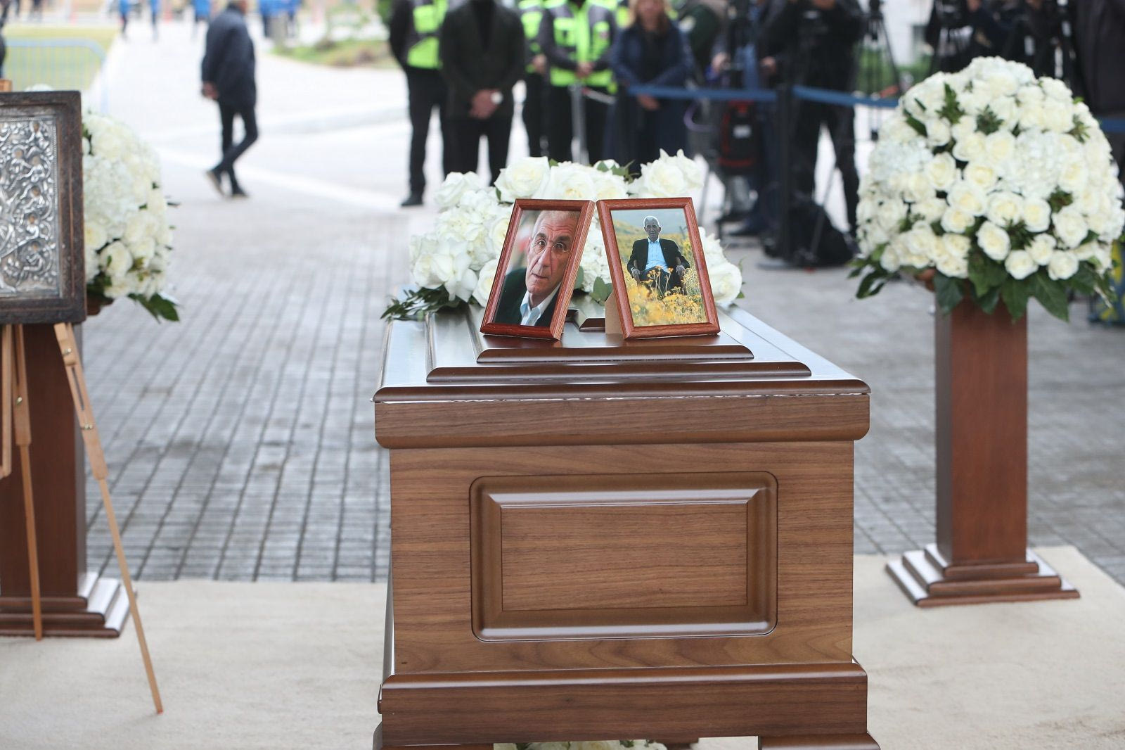 Σε λαϊκό προσκύνημα η σορός του πρώην δημάρχου Θεσσαλονίκης Γιάννη Μπουτάρη