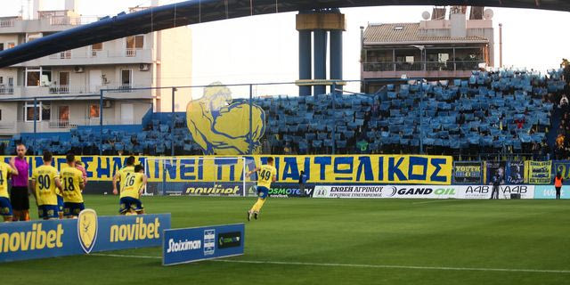Οι οπαδοί του Παναιτωλικού κρατούν σακούλες
