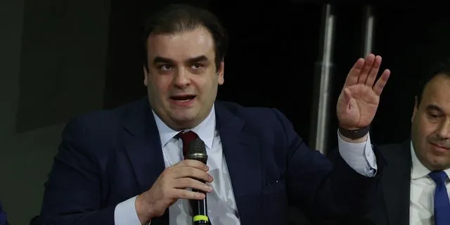 Πιερρακάκης στο Bloomberg: Πρόωρη αποπληρωμή δανείων και πλεονάσματα έως το 2031