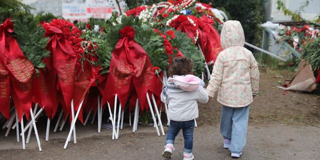 Πολυτεχνείο: Πλήθος κόσμου τιμά την 51η επέτειο – Φωτογραφικά καρέ